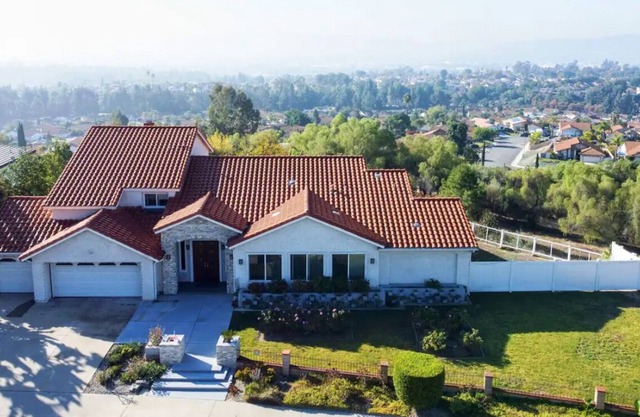 35% off when 1Mo+! ! Location! VIEWS! BIG Pool!