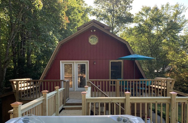 350 Acre Farm Escape w/Pond and hot tub