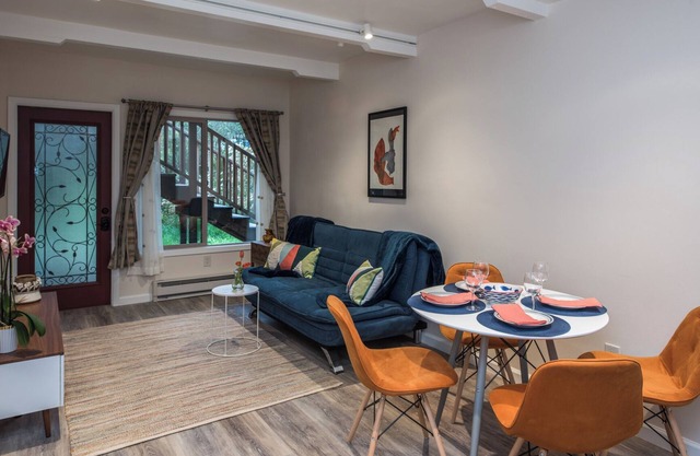 3767B International Art House - Cozy Guest Suite