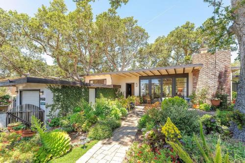 3891 Robert R Jones House home