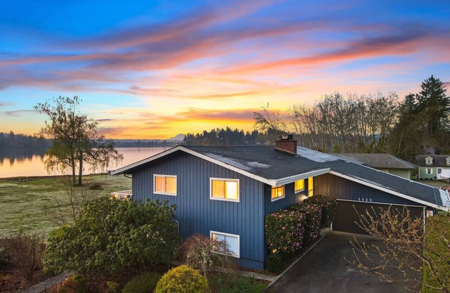 3B2B Upper Unit w/Oceanfront & Rainier Views