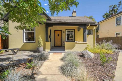 3BD Charming Cottage Large Backyard Garden Suite