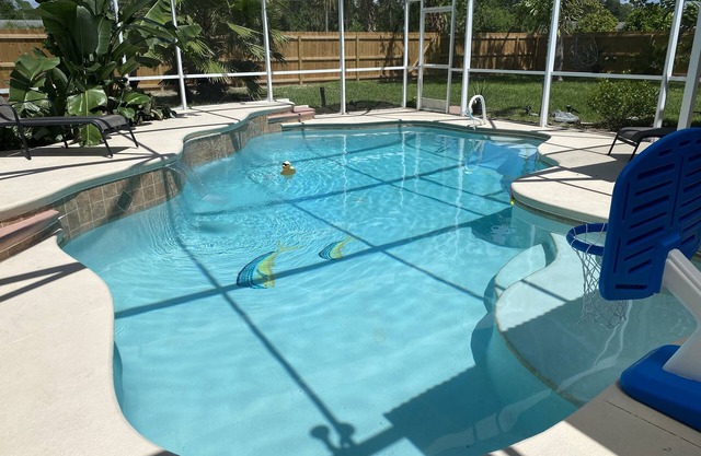 3BDR house, HEATED enclosed pool, fully fenced yard, 25 min to beach, dog ok