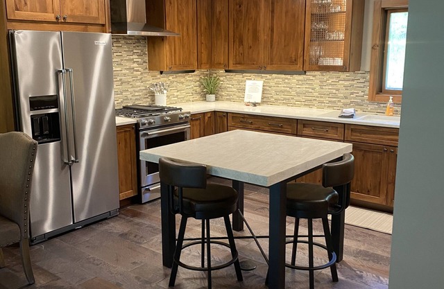 3bdrm/2bath Sleeps 6 Vacation in the Mountains! Private Hot Tub