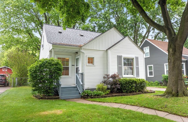 3bed/2ba Boho Bungalow Blocks from Clawson Downtown