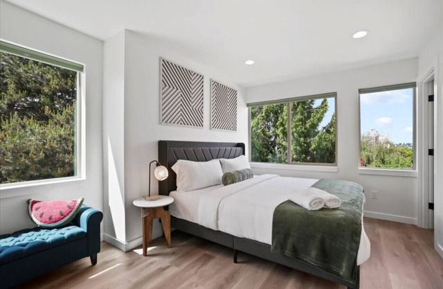 3BR 2.5BA Rooftop View Green Lake Hideaway