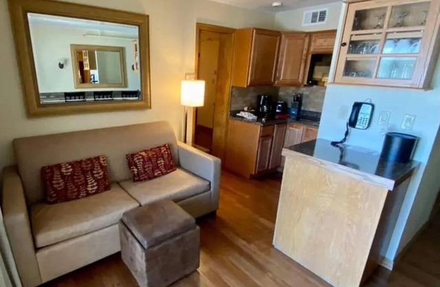 3BR-3BA. Slps 8. Short walk to Lake Nottinging. Incl 7.3 and 7.4. FIREWORKS!