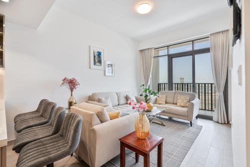 3BR Elegant Haven with Gym, Pool and 2 Parking Spaces