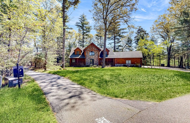 3BR Golf Course-Front Cabin with Hot Tub, Game Room and Pool/Lake Access