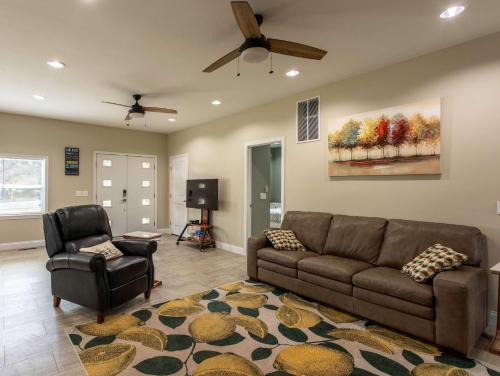 3BR House By Lake with BBQ Fire Pit & EV Charger