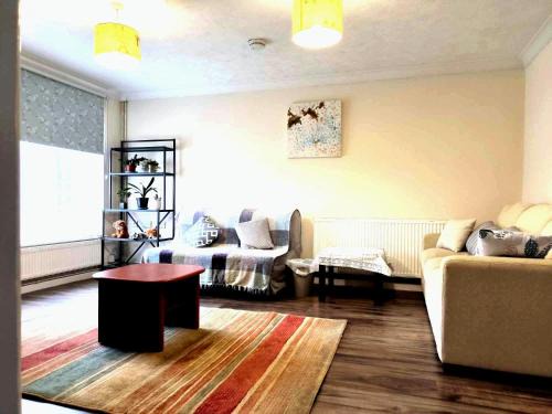 3BR House in Convenient Location-ample parking