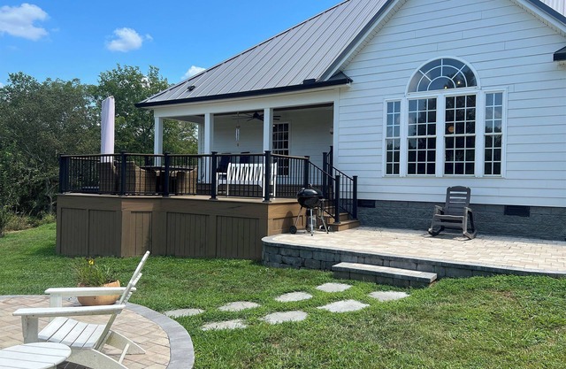 3BR house on acreage just outside of Nashville with gym, hot tub, and fireplace