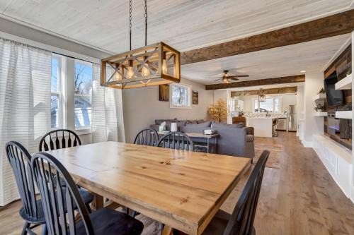 3BR Modern w Lg Backyard Mtn Views & Hot Tub