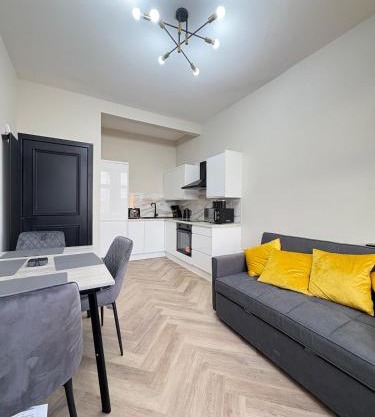 3BR West End Flat w Free Parking