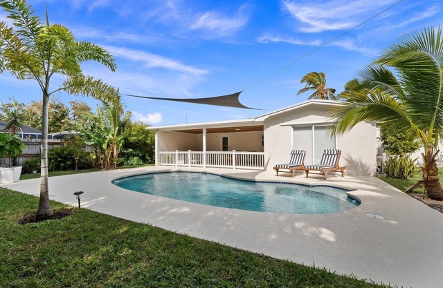 4/3 Sleeps 8 HEATED Pool, Walk to Beach ~Treefort