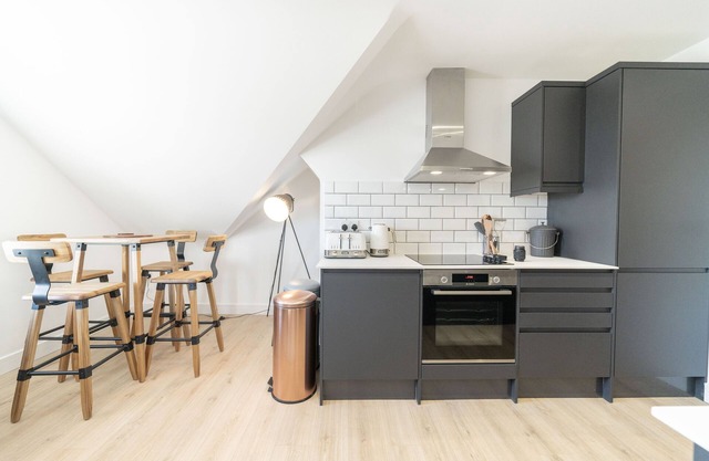 ** 4 Ashbrook Windmill - Luxury second floor 2 bedroom flat **