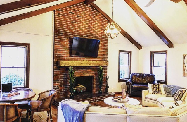 4 BDRM LAKE LODGE, SLEEPS 12, RIGHT IN THE HEART OF THE GOTL STRIP