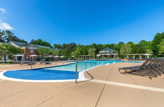 4 BDRM* SLEEPS 12* 2 KITCHENS* 2 LIVING RMS* 4 BATHRMS* BUSCH GARDENS 10 MILES*