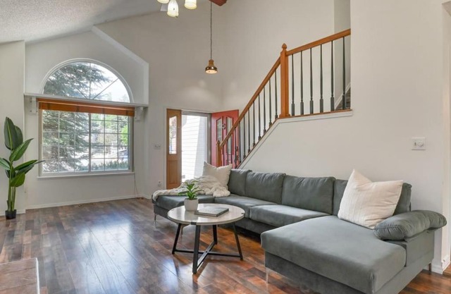 4 Bdrms, fenced back yard, Pool Table and Mtn Views