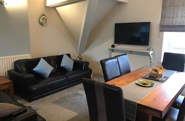 4-bed 2-bath Maisonette sleeping 6 In central Keswick with stunning views