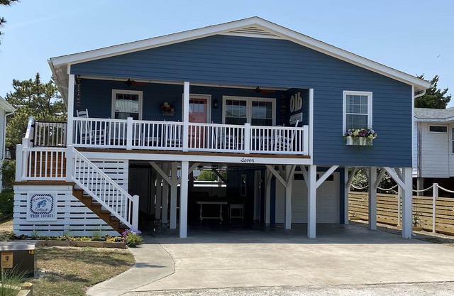 4 Bed 3.5 Bath Pool Mid Island, Quiet Garden lined Street, steps from the Beach!