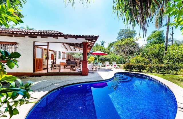 4 bed/4 bath w pool and rooftop patio 50m from Beach in Grande