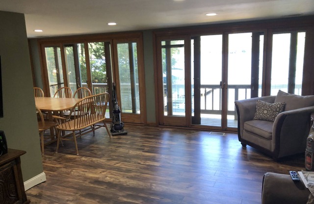 4 bedroom 2 bath waterfront lakehouse -Now booking FALL 2022