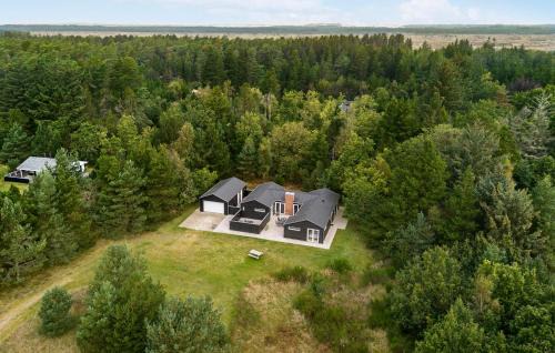 4 Bedroom Cozy Home In Ålbæk