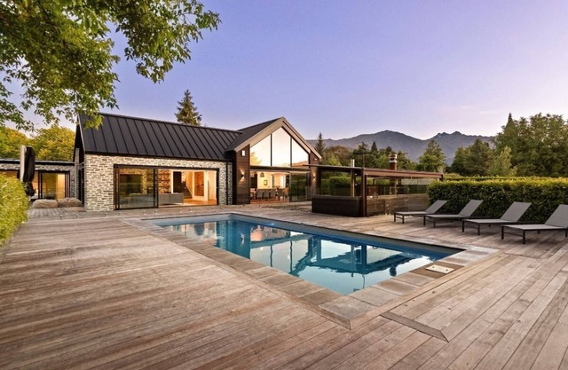 4 bedroom home with private swimming pool & spa pool