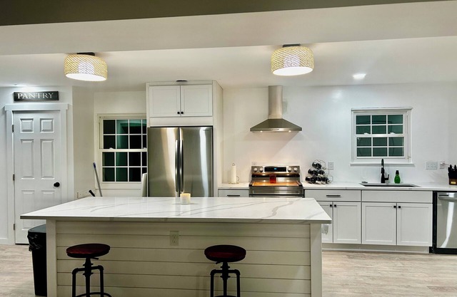 4-bedroom house in Bethel with WiFi, AC. On 6 acres Next door to a winery!