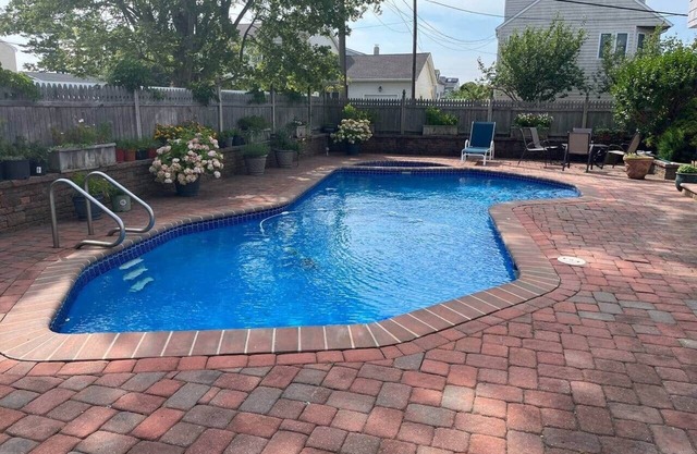 4 bedroom house with pool and backyard on bayside.