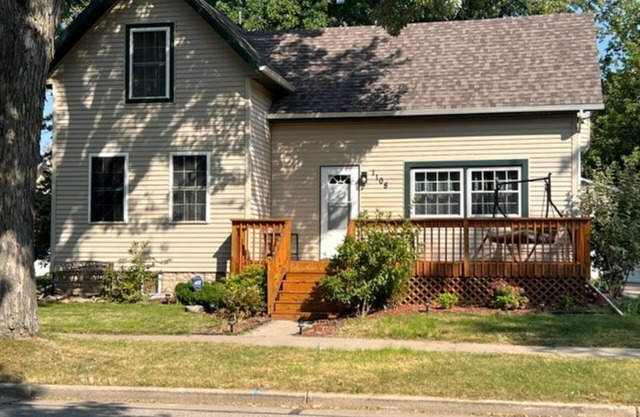 4-bedroom oasis near downtown Appleton with game room and fitness room