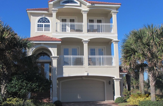 4 bedrooms - 3 floors of relaxation, Ocean & Lake view, Elevator, 2 heated pools