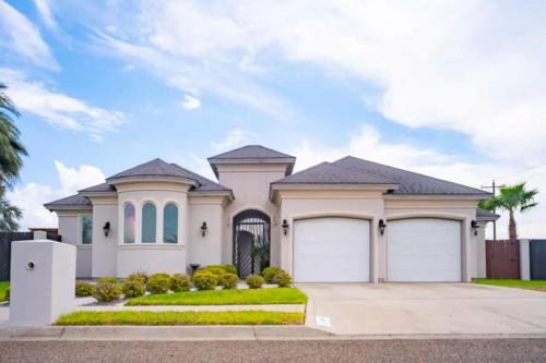 4 Bedrooms Pool Game room Massive Kitchen
