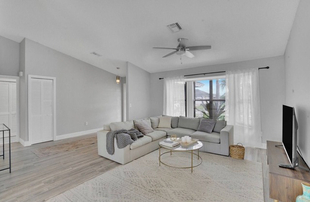 4 br Luxury Retreat with Heated Pool in Wellington