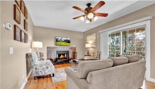 4 BR oasis with hot tube