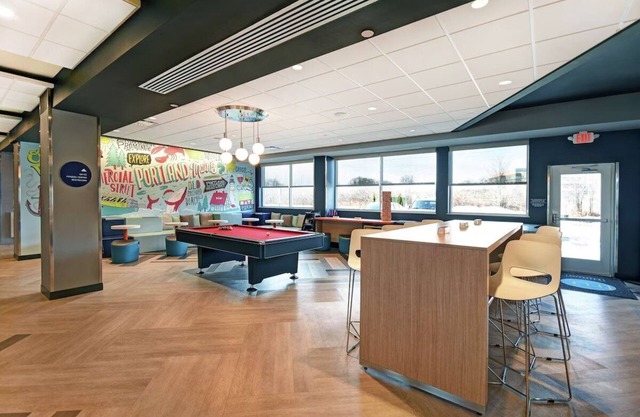 4 Comfortable Rooms w/Free Shuttle, Hot Breakfast & Pool Table