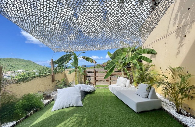 4-bed apartment with sea view in residence with swimming pool