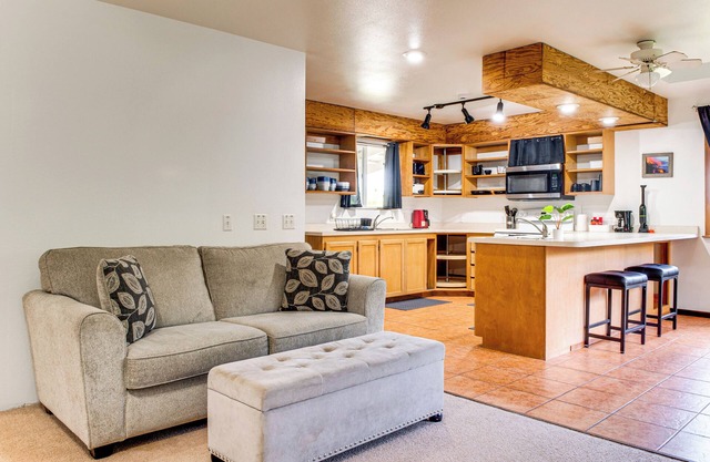 4 Mi to Beach: Keaau Retreat w/Relaxing Porch!