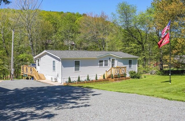 4 Mi to Delaware River: Callicoon Retreat w/Deck!