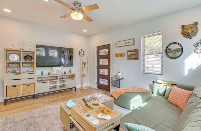 4 Mi to Downtown Phoenix: WFH-Friendly Apartment