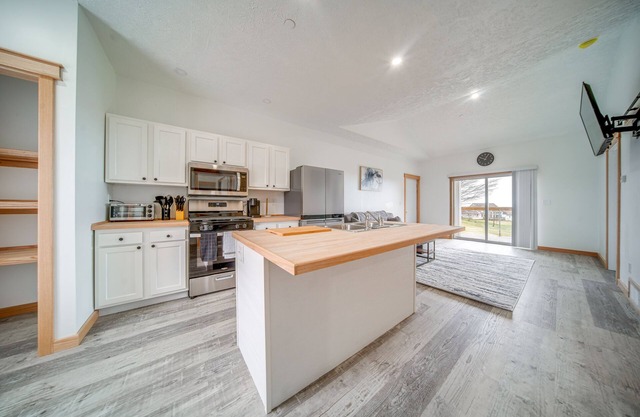 4 Mi to Lake Erie Access: Condo on the Greens