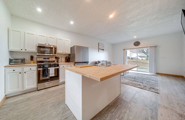 4 Mi to Lake: Golf-View Erie Condo w/Porch