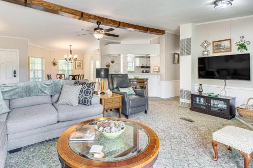 4 Mi to Norfork Lake Country Stay with Farm Views!