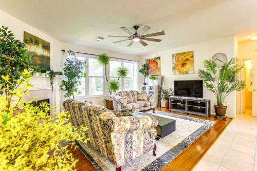 4 Mi to Old Town Spring Family Retreat with Yard!