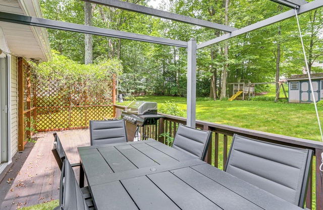 4 Mi to Penn State: Suburban Happy Valley Home