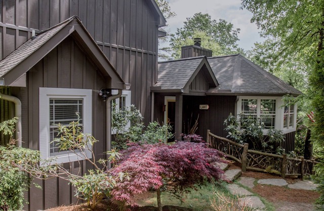 4 Min. to Town, 2 Fireplaces, 2 King Suites, Screened Porch, Wooded Yard