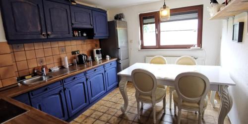 4 Pers Ferien Wohnung in Kassel mit 3 Schlafzimmern, privater Küche Bad WC und Garten, inkl Gratis Frühstück, Parkplätze und WiFi