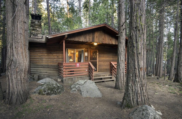 (4) Pine Creek Cabin at The Redwoods In Yosemite