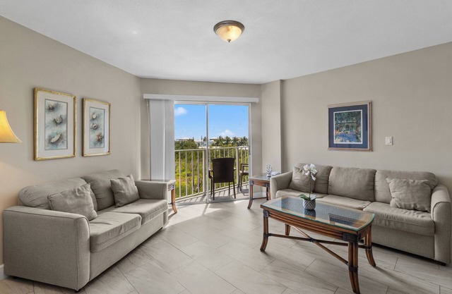 4 Relaxing Units w/Ocean View, Full Kitchen, Outdoor Pool, Beach Access!